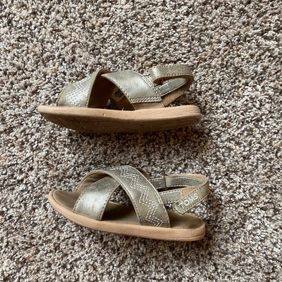 Toms gold sandal toddler size 8 - Picture 2 of 5